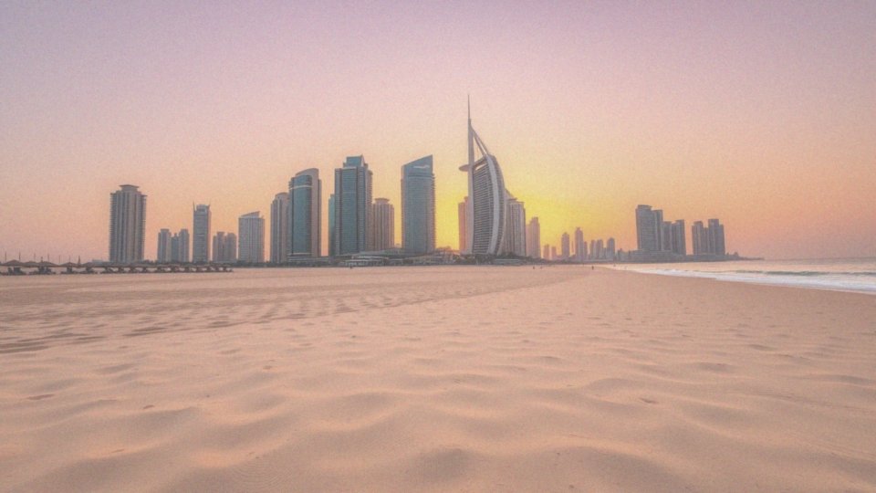Jakie plaże w Dubaju oferują najlepsze widoki na zachód słońca?