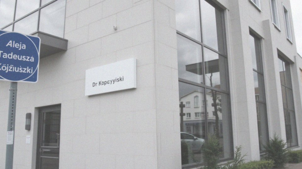 Jakie terminy są dostępne na wizyty u dr Kopczyńskiego?