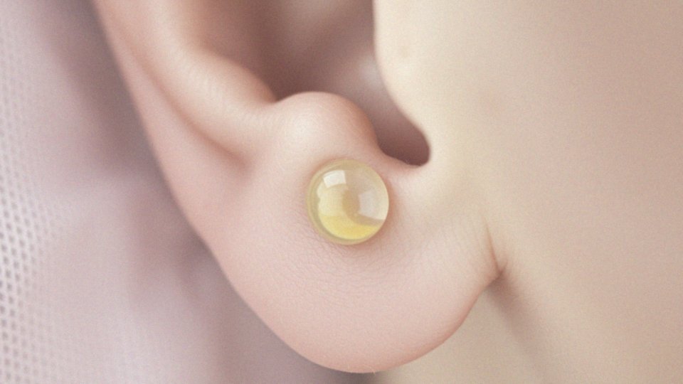 Limfa z kolczyka – co to jest i jak dbać o świeże piercingi?